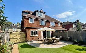 Central Townhouse With Free Off Road Parking And Garden